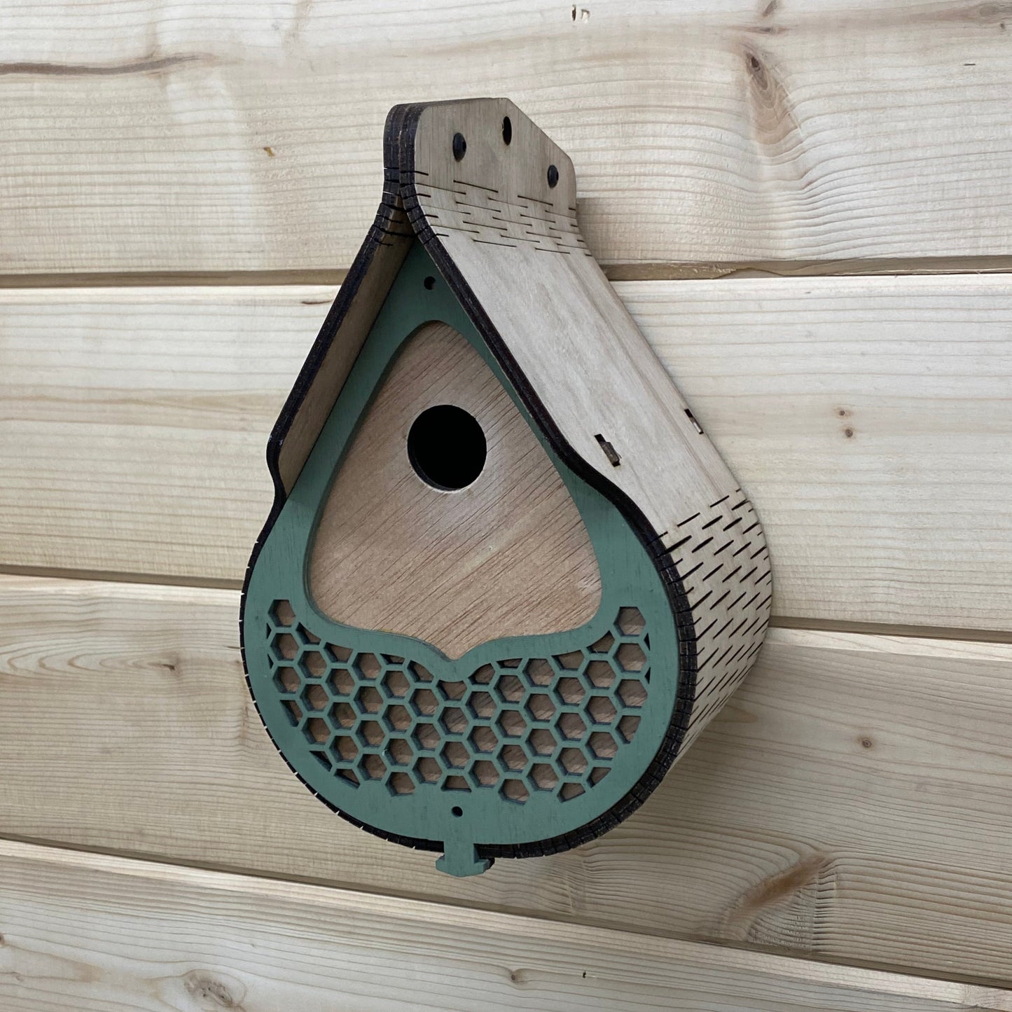 🐦 Welcome to our Dewdrop Bird Nesting Box, the perfect cozy retreat for small garden birds! Crafted with care and precision, this nesting box is designed to provide a safe and comfortable environment for birds to nest and raise their young. 🌿
