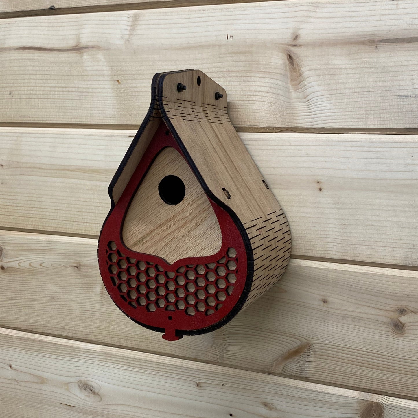 🐦 Welcome to our Dewdrop Bird Nesting Box, the perfect cozy retreat for small garden birds! Crafted with care and precision, this nesting box is designed to provide a safe and comfortable environment for birds to nest and raise their young. 🌿